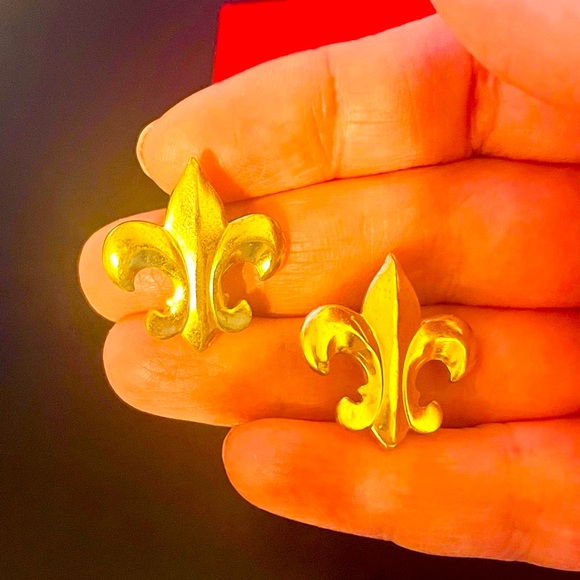 Two Vintage Gold Metal Fleur de Lis Lapel Pins Bundle - Picture 2 of 7